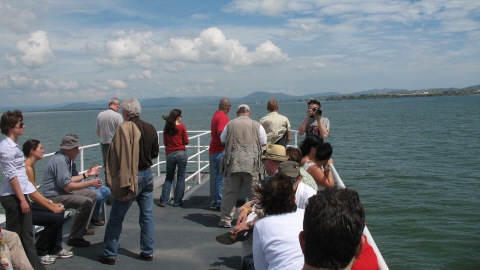  Travers�e en ferry dans la baie pour se rendre ensuite � un autre contr�le et une remise de � badge � d'identification aux journalistes.