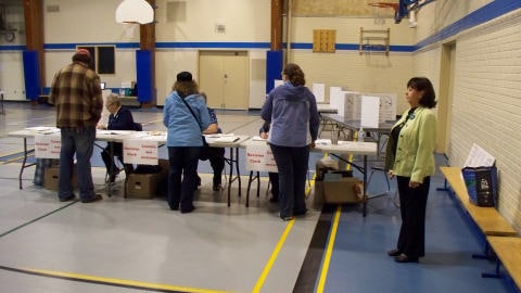 Des �lecteurs se pr�parent � voter lors d'une �lection municipale.