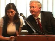 Le sergent Lorie McDougall (à droite) et une interprète.