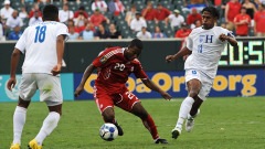 Patrice Bernier entre deux joueurs du Honduras.