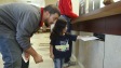 Sharif Silmi regarde sa fille de 5 ans d�poser son bulletin de vote dans l'urne, lundi, lors du vote par anticipation dans la comt� californien de Sacramento.