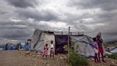 Des enfants devant leur abri dans un camp de réfugiés installé à la suite du séisme de janvier dernier à Port-au-Prince.