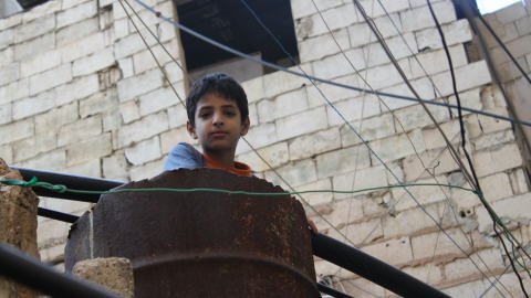 Un enfant sur le toit d'une maison