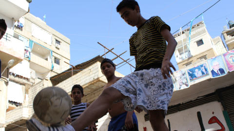 Ce jeune Palestinien de Chatila joue avec un ballon de soccer. 