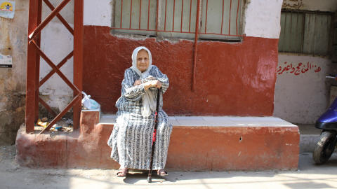 � Chatila, les femmes, notamment celles qui sont �g�es, sortent souvent dans les ruelles pour socialiser.