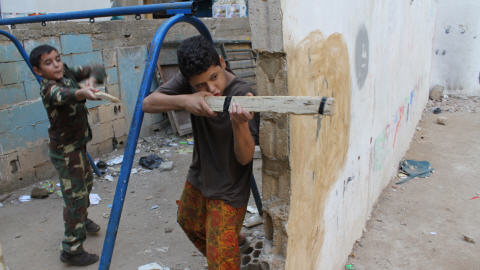 Abeid, arme en bois en main, donne l'assaut. Il imite � perfection les sc�nes de combat. 