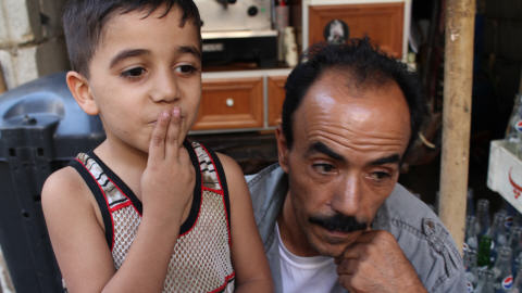 � c�t� de son p�re, le petit Hussein explique comment pr�parer une cigarette de haschich. � Chatila, beaucoup d�enfants se droguent. 
