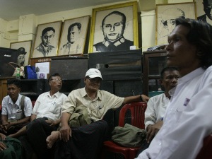 Des membres de la LND sont réunis dans les locaux du parti, sous le portrait du général Aung San, héros de l'indépendance et père de Aung San Suu Kyi.