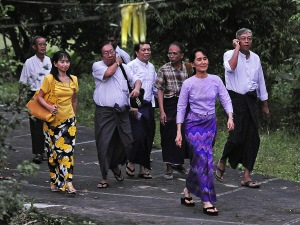 Aung San Suu Kyi se rend à la rencontre de ses partisans, le 13 novembre 2010.