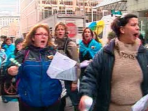 Manifestation de femmes qui dénoncent la décision du gouvernement Charest d'imposer aux Québécois le versement d'une contribution, pour éponger le déficit en santé.