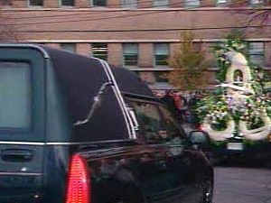 La dépouille de Nicolo Rizzuto arrive à l'église Notre-Dame-de-la-Défense.