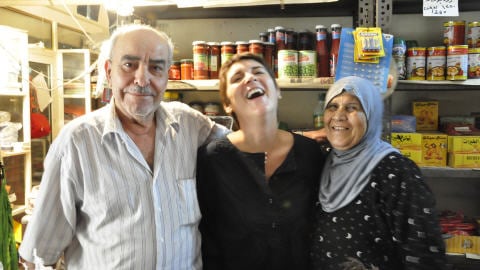 Roxane Caron avec ses � parents � palestiniens. - Photo : Roxane Caron