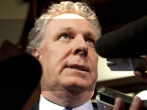 Le premier ministre Jean Charest en point de presse