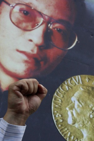 Un manifestant brandit le poing devant une affiche du Nobel de la paix 2010, Liu Xiaobo, à Hong Kong (archives).