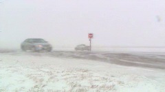 Une route enneigée à Régina, en Saskatchewan