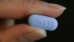 Selon une étude, la prise quotidienne de la pilule Truvada, de l'entreprise Gilead, réduirait jusqu'à 70 % les risques d'infection au VIH. Archives mai 2006.