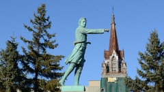 Des Montréalais, tels que les membres d'Héritage Montréal et de Sauvons Montréal, se sont insurgés contre la démolition de l'église St-Sauveur.