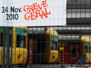 La grève générale au Portugal a provoqué plusieurs ralentissements et arrêts de service dans les transports.
