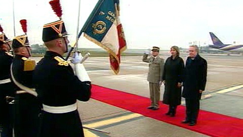 Arrivée de Jean Charest en sol français. Arrivée de Jean Charest en sol français.