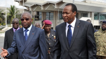 Le président Laurent Gbagbo (G) accueille le président burkinabé Blaise Compaoré, médiateur dans le conflit ivoirien.