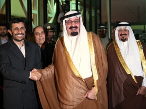 Le président iranien, Mahmoud Ahmadinejad, serre la main du roi saoudien Abdallah le 17 novembre 2007.