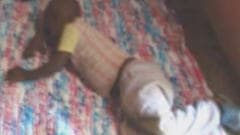 Un enfant haïtien dort sur un matelas fait de sacs de lait recyclés