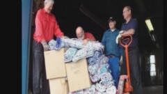 Les matelas faits de sacs de lait recyclés sont envoyés à Hamilton d'abord, ensuite en Hati