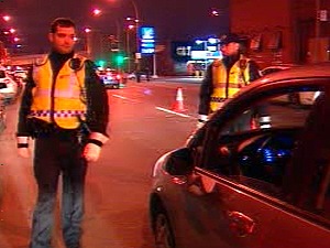 Des policiers vérifient si des automobilistes sont en état d'ébriété.