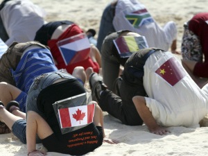 Des activistes arborent sur leurs chandails les drapeaux de pays qui, selon eux, n'en font pas assez pour le climat