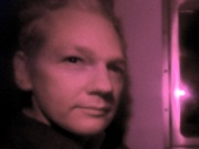 Julian Assange, vu � travers les vitres du fourgon cellulaire qui l'emmenait au tribunal de Westminster, mardi matin.