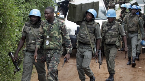 Des Casques bleus patrouillant à Abidjan, le 16 décembre 2010.