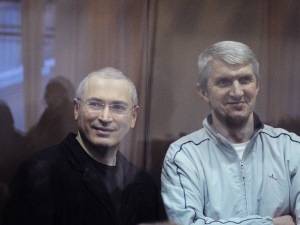 Mikhaïl Khodorkovski (à gauche) et son associé Platon Lebedev dans le box des accusés.