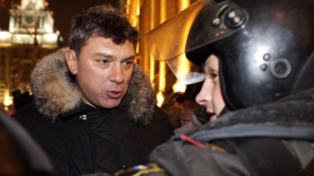 Boris Nemtsov hablando con un policía el 31 de diciembre 2010