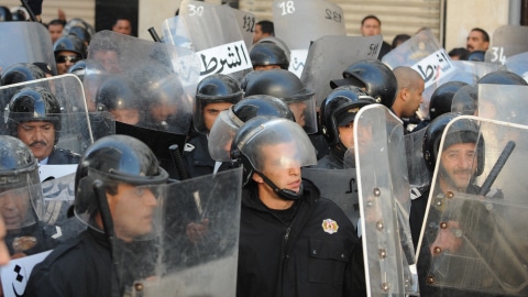 Les forces de police tunisiennes, lors d'une manifestation à Tunis, le 27 décembre 2010.