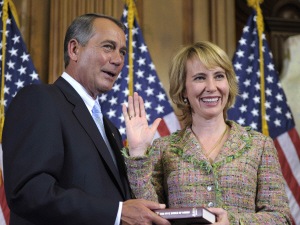 L'élue démocrate à la Chambre des représentants Gabrielle Giffords, lors de son assermentation, le 5 janvier 2011, avec le président de la Chambre, John Boehner