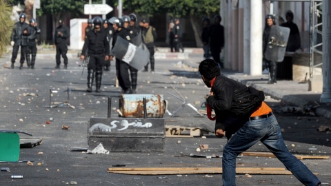 Un manifestant lance des pierres en direction des forces policières, près de Sidi Bouzid, le 10 janvier 2010. Un manifestant lance des pierres en direction des forces policières, près de Sidi Bouzid, le 10 janvier 2010.