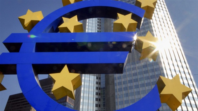 Une sculpture représentant l'euro, devant l'édifice de la Banque centrale européenne à Francfort, en Allemagne