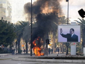 De la fumée s'élève dans le ciel de Tunis pendant des affrontements entre policiers et manifestants, le 14 janvier 2011.