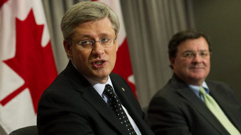 Stephen Harper et son ministre des Finances Jim Flaherty lors d'une r�union � Toronto