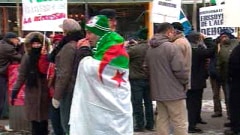 Des Algériens manifestent à Montréal.