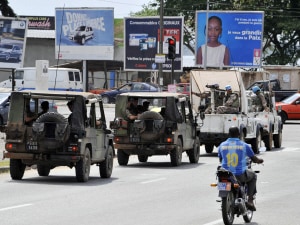Des soldats de l'ONUCI en patrouille dans les rues d'Abidjan.