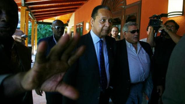 Jean-Claude Duvalier devant l'Hotel Karibe à Port-au-Prince le 20 janvier 2011