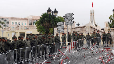 Des soldats devant le bureau du premier ministre Mohammed Ghannouchi Des soldats devant le bureau du premier ministre Mohammed Ghannouchi