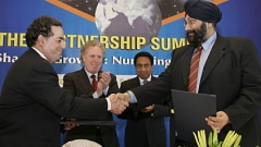Baljit Chadha (à droite), lors d'une mission en Inde avec Jean Charest.