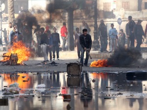 Des policiers et des manifestants se sont affrontés à Suez jeudi.
