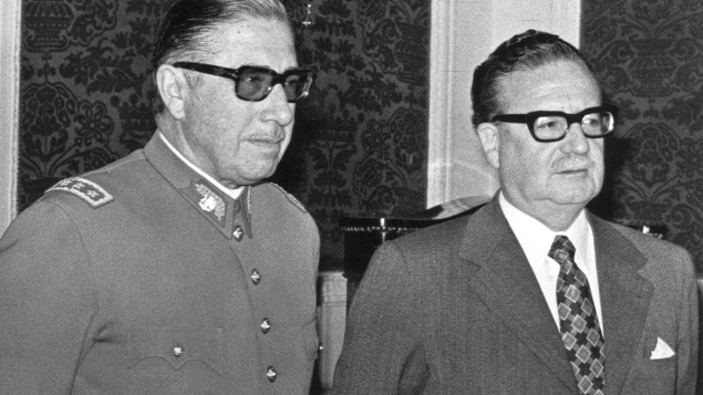 Le président Allende (à droite) et le général Pinochet, peu après sa nomination à la tête de l'armée et trois semaines avant le coup d'État.
