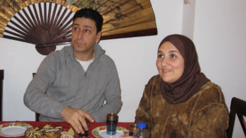 Rafike et Hakima dans leur appartement de Brossard