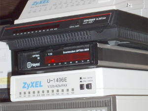 Une pile de vieux modems