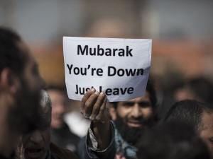 Un manifestant égyptien brandit une affiche qui dit « Moubarak, tu es déchu, va-t'en. »