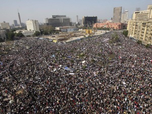 Des milliers de manifestants se massent à la place Tahrir.